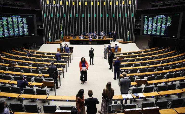 Câmara aprova texto-base com restrições a condenados por pedofilia, entenda o que muda no PL 488/19 e a disputa sobre internação de adolescentes Câmara aprova texto-base de projeto que amplia restrições a condenados por pedofilia - Notícias