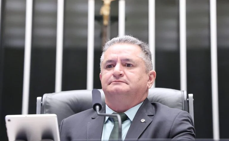 Câmara aprova urgência para projetos de tornozeleira eletrônica com identificação visual e merenda escolar em casa no ensino híbrido Câmara aprova urgência para projetos sobre tornozeleira eletrônica e merenda escolar - Notícias