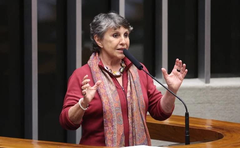 Cota de 50% para mulheres na direção de associações e clubes avança na Câmara: entenda o PL 1789/25, a mudança no Código Civil e o prazo de 180 dias de adaptação Comissão aprova cota de 50% para mulheres na direção de associações e clubes - Notícias