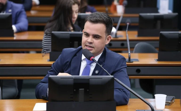 Porte de arma para médicos veterinários: Comissão de Segurança Pública aprova PL 5976/25 e envia proposta à CCJ, entenda regras e próximos passos Comissão de Segurança Pública aprova porte de arma para médicos veterinários - Notícias