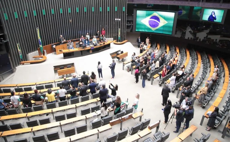 Dia Nacional de Combate ao Abuso e à Exploração Sexual de Crianças e Adolescentes: Câmara destaca salto de 50% nas denúncias ao Disque 100 e reforça rede de proteção Sessão na Câmara marca Dia Nacional de Combate ao Abuso e à Exploração Sexual de Crianças e Adolescentes - Notícias