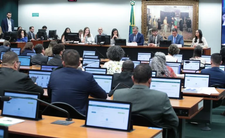 CCJ adia análise de propostas que reduzem a maioridade penal para 16 anos - Notícias