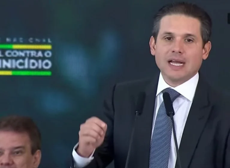 Feminicídio no Brasil: Câmara aprova 73 propostas em 100 dias do pacto nacional, destaca Hugo Motta ao lado de Lula Motta destaca aprovação de 73 propostas pela Câmara no enfrentamento ao feminicídio - Notícias