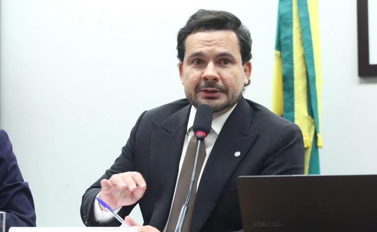 Comissão da Câmara aprova PL 6670/25 e acelera a venda de bens apreendidos do crime organizado, com leilões em até 15 dias e verba para segurança Comissão aprova projeto que acelera a venda de bens apreendidos do crime organizado - Notícias