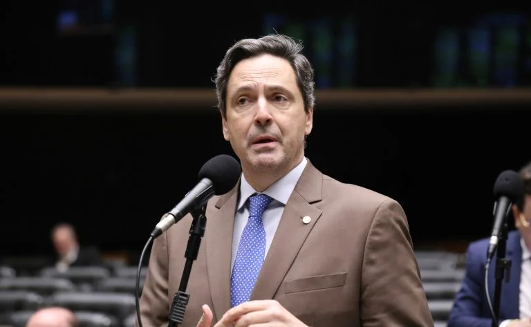 Comissão da Câmara aprova destinação das taxas de armas de fogo ao órgão fiscalizador e avança PL 6033/25 com novas regras para PF e Exército Comissão aprova destinação de taxas de armas de fogo para o órgão que realiza a fiscalização - Notícias