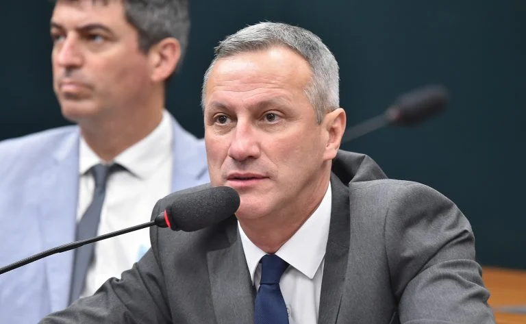 Comissão da Câmara aprova que empresas de segurança privada usem atas de segurança pública para comprar armas, entenda o que muda e o que falta para virar lei Comissão aprova uso de atas de segurança pública por empresas privadas para comprar armas - Notícias