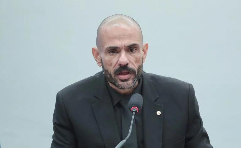 Selo Parceiro da Segurança Pública: comissão da Câmara aprova programa com desconto mínimo de 10% para agentes e amplia categorias atendidas Comissão aprova selo para comércio que der desconto a agentes de segurança - Notícias