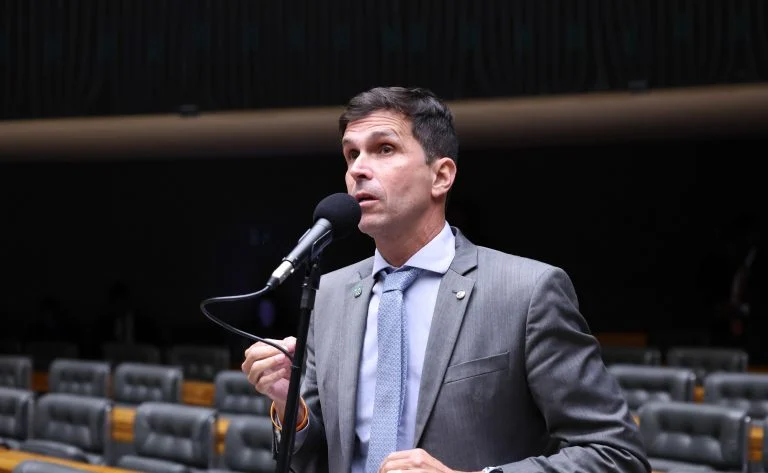 Comissão do Esporte aprova regras nacionais de segurança para escolas de natação infantil: entenda o PL 7119/25 e o que muda para pais e academias Comissão aprova regras nacionais de segurança para escolas de natação infantil - Notícias