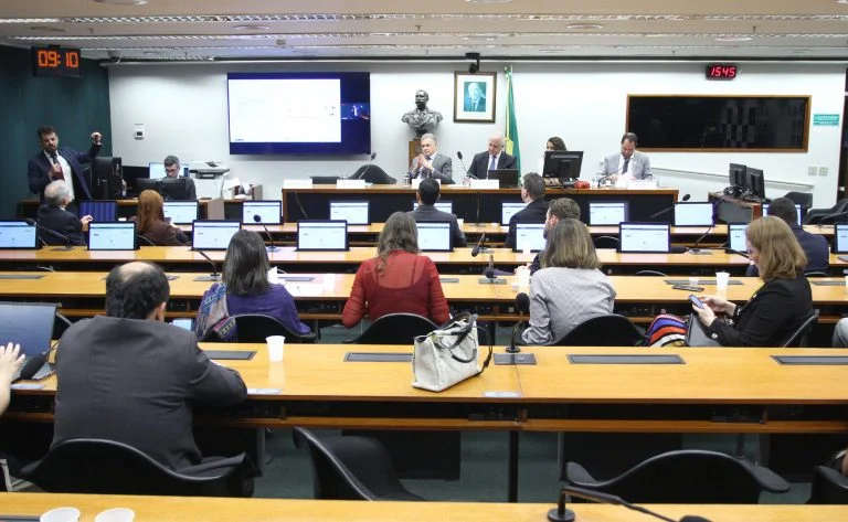 Pirataria no Brasil: como o crime organizado amplia a informalidade, encarece a indústria e ameaça empregos, dizem especialistas na Câmara Pirataria aumenta informalidade e custos para a indústria, dizem especialistas em debate na Câmara - Notícias