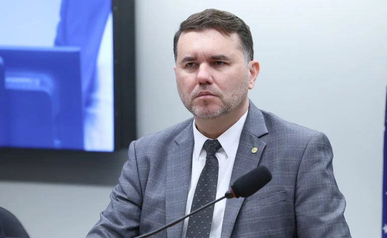 Resgate de pescadores em alto-mar: comissão da Câmara aprova ProSalva Mar Brasil com coordenação da Marinha e monitoramento em tempo real Comissão aprova criação de programa de resgate e salvamento de pescadores em alto-mar - Notícias