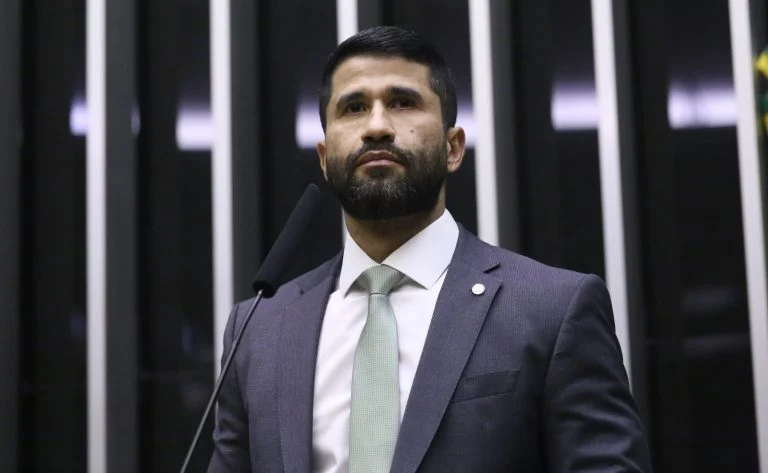 Certificação de bombeiro mergulhador reconhecida nacionalmente para mergulho profissional: o que muda com o PL 2734/25 aprovado em comissão da Câmara Comissão aprova proposta que reconhece certificação de bombeiro mergulhador - Notícias