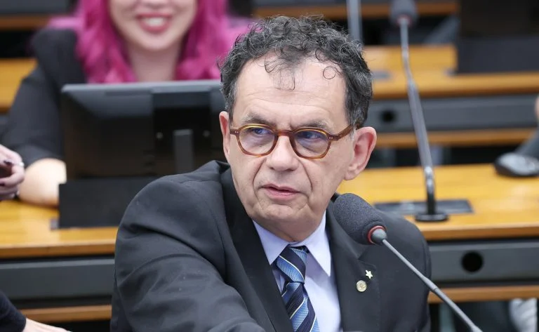Chacina de Acari: comissão da Câmara reconhece culpa do Estado e aprova pensão vitalícia de R$ 1.621 a familiares, entenda o que muda Comissão aprova projeto que reconhece culpa do Estado na Chacina de Acari e prevê pensão a familiares - Notícias
