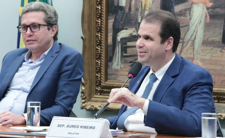 Mudanças no Código de Trânsito em 2026: Câmara avalia PPD aos 16 anos, teto de taxas e novas regras para pedágios e patinetes Relator propõe mudanças no Código de Trânsito; texto será votado em julho por comissão da Câmara - Notícias
