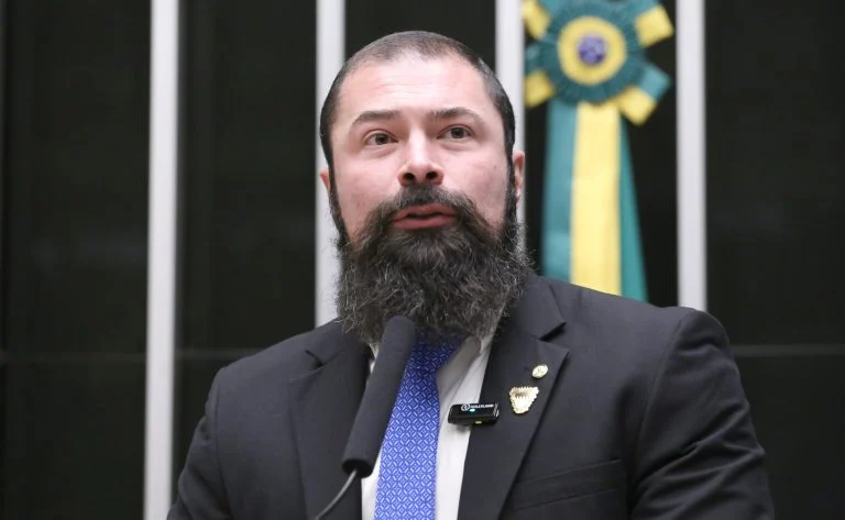 Prisão militar para PMs e bombeiros: Comissão da Câmara aprova PL 5024/25 que garante cumprimento de pena em unidades militares, entenda o que muda Comissão aprova projeto que garante prisão militar para PMs e bombeiros condenados - Notícias