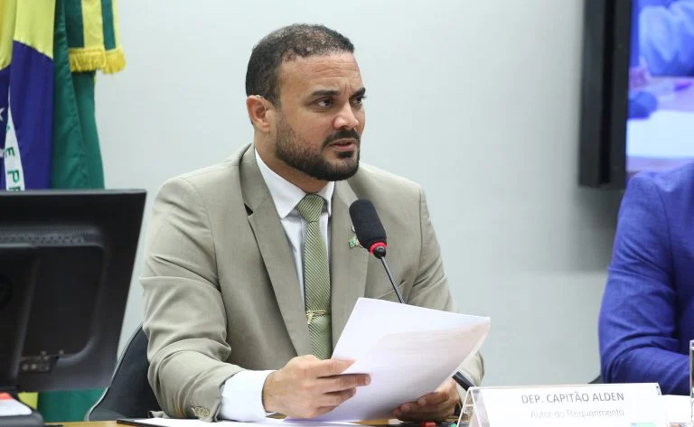 Porte de arma para corretores de imóveis: Comissão de Segurança Pública aprova PL 942/26 e inclui categoria no porte funcional Comissão aprova proposta de porte de arma para corretores de imóveis - Notícias