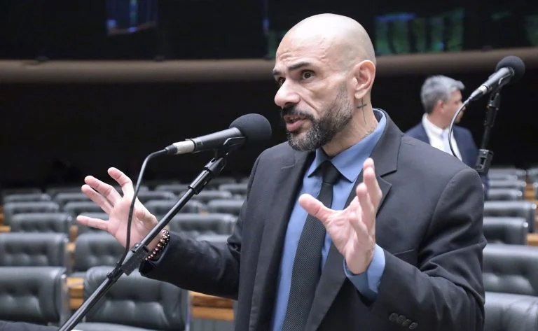 Proteção de motoristas de aplicativo: Câmara avança com regras que exigem botão para acionar a polícia, verificação de identidade e multas de até R$ 10 mil Comissão aprova regras para aumentar proteção de motoristas de aplicativo - Notícias