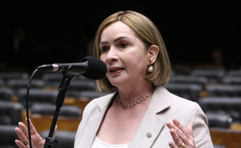 Segurança escolar nas redes pública e privada: comissão da Câmara aprova novas regras para prevenção e resposta a emergências nas escolas de educação básica Comissão aprova regras de segurança preventiva e resposta a emergências em escolas básicas - Notícias