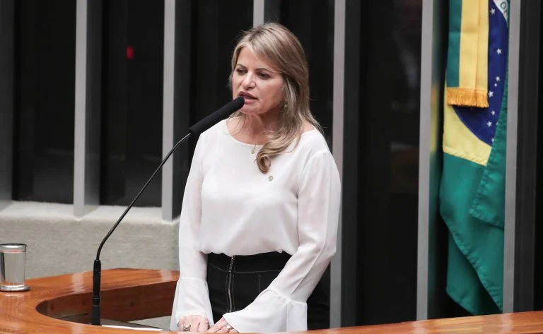 FGTS do agressor poderá indenizar vítimas de violência doméstica, diz comissão da Câmara: entenda o PL 5525/25 e os próximos passos Comissão aprova uso de FGTS de agressor para indenizar vítima de violência doméstica - Notícias