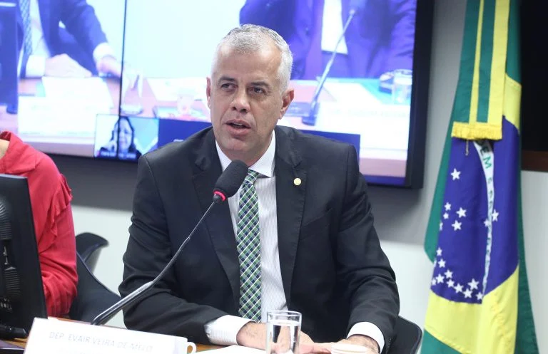 Câmara avança com projeto que criminaliza o uso de territórios tradicionais pelo crime organizado, entenda o que muda no Código Penal e as próximas etapas do PL 178/26 Comissão aprova projeto que criminaliza uso de territórios tradicionais pelo crime organizado - Notícias