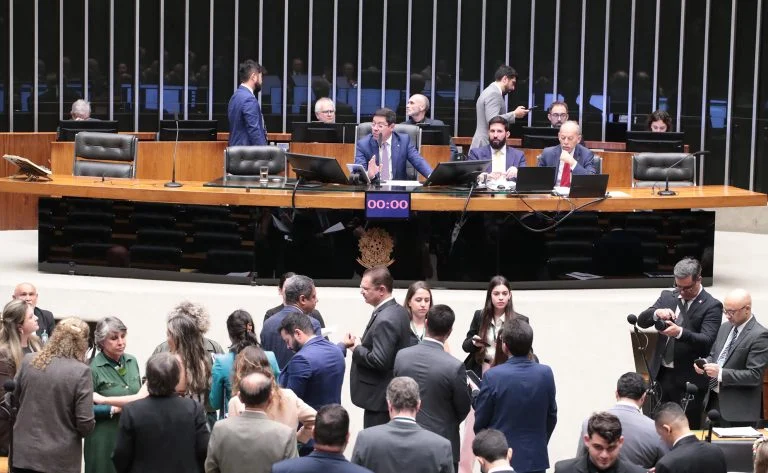 Câmara aprova regras do símbolo da Cruz Vermelha em conflitos armados no Brasil, entenda mudanças, proibições e penas Câmara aprova regras para uso do símbolo da Cruz Vermelha em período de conflito armado - Notícias