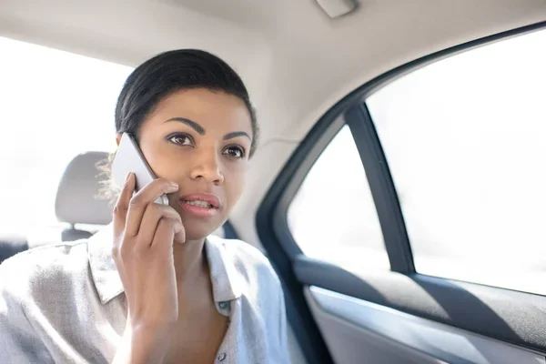 Segurança de passageiras em aplicativos de transporte: PL 1011/26 propõe alertas de risco, localização em tempo real e registro das viagens Projeto cria regras para aumentar segurança de passageiras em aplicativos de transporte - Notícias