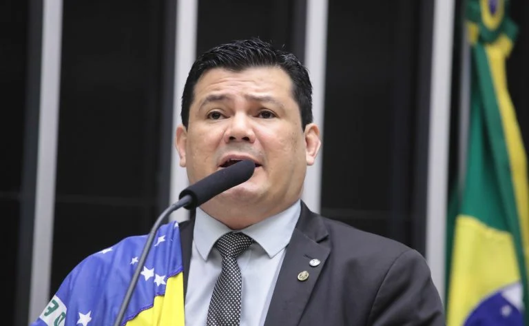 Porte de arma de fogo para guardas civis municipais e vigilantes: PL 302/26 propõe validade nacional, dispensa de necessidade e inclusão no Susp Projeto amplia porte de arma de fogo para guardas civis municipais e vigilantes - Notícias