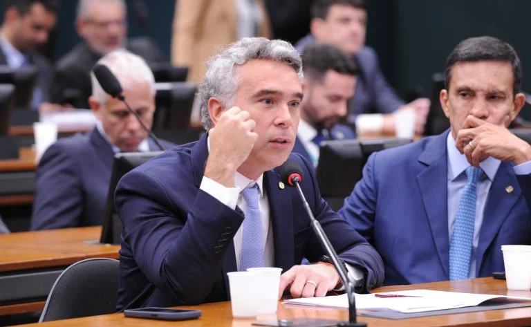 Comissão de Educação aprova PL que obriga escolas a garantir ambiente de trabalho seguro para professores, com mudanças na LDB e na CLT Comissão aprova projeto que obriga escolas a promover ambiente de trabalho seguro para professores - Notícias