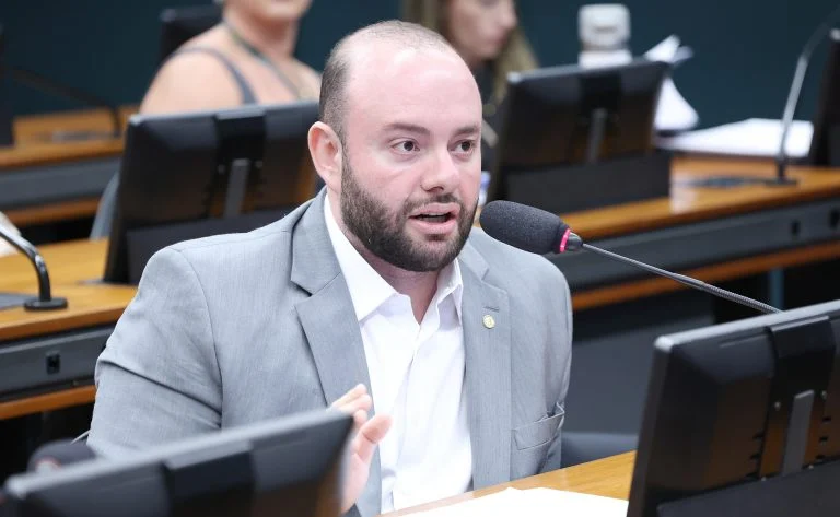 Projeto obriga hotéis a verificar idade de crianças e adolescentes: multas de até R$ 50 mil, regras de documentos e punições contra exploração sexual Projeto obriga hotéis a verificar idade de crianças e adolescentes - Notícias
