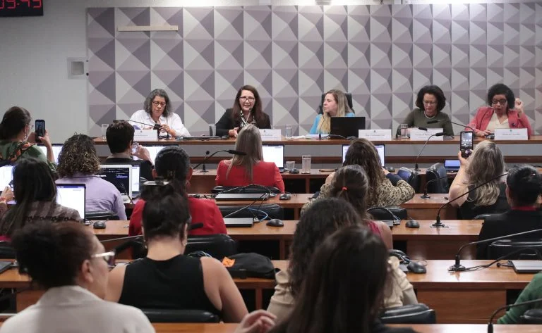 Criminalização da misoginia, pressão cresce na Câmara por votação do PL 896/23 que equipara o crime ao racismo antes das eleições Mulheres pedem aprovação imediata do projeto que torna a misoginia crime - Notícias