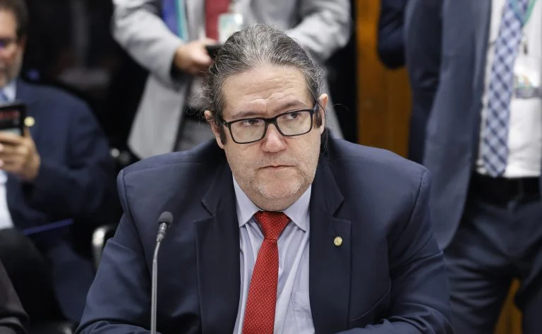 Câmara dos Deputados avança com obrigatoriedade de registro de crimes de homotransfobia, entenda o que muda no boletim de ocorrência e na investigação Comissão de Direitos Humanos aprova obrigatoriedade de registro de crimes de homotransfobia - Notícias