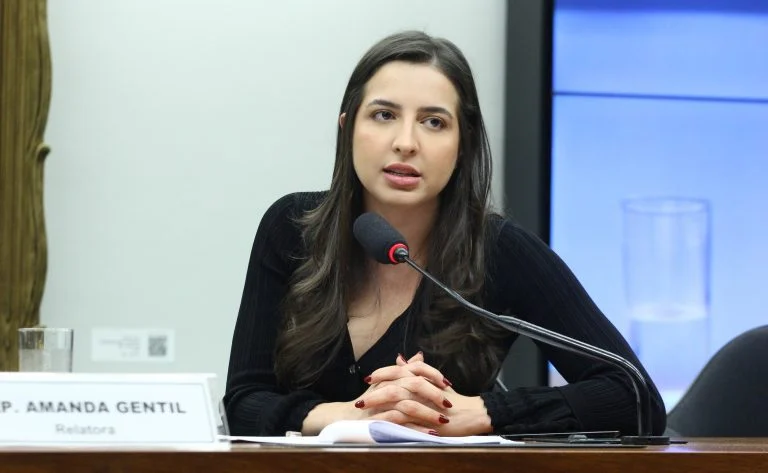 Sistema Nacional de Monitoramento de Medidas Protetivas: Câmara analisa o PL 885/26 que suspende porte de arma de agressor e altera a Lei Maria da Penha Projeto cria sistema para monitorar medidas protetivas e suspender porte de arma de agressor - Notícias