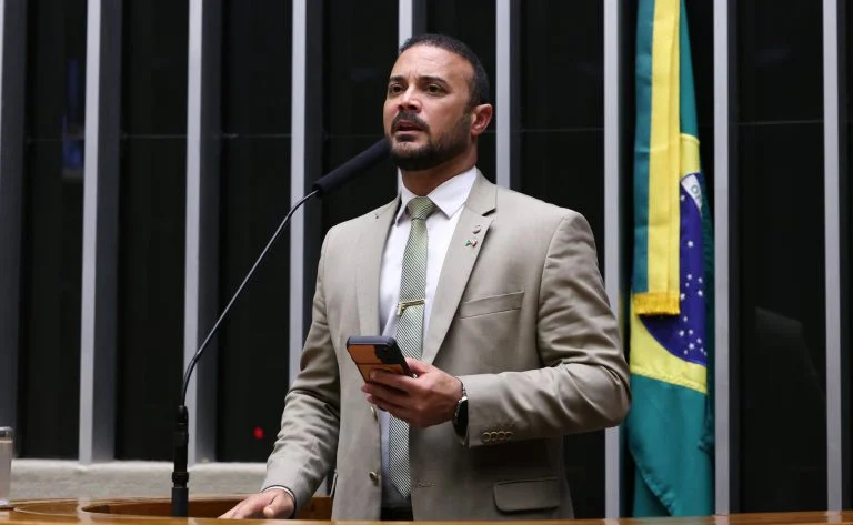 Uso de animais no tráfico de drogas pode virar crime com pena de até 15 anos, entenda o PL 1951/26 e seus efeitos Projeto torna crime o uso de animais no tráfico de drogas - Notícias