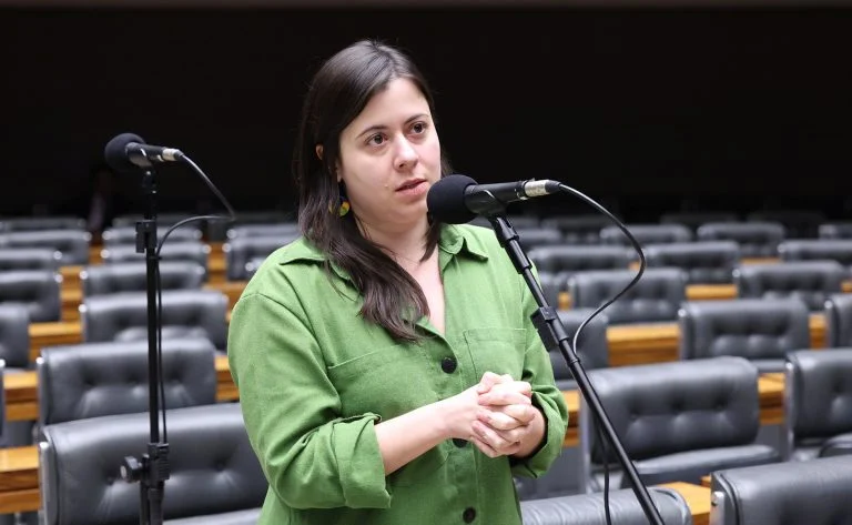 Medida protetiva de urgência: projeto na Câmara quer barrar acesso a armas de fogo para quem responde por medida protetiva e ampliar proteção a mulheres Projeto proíbe acesso a armas de fogo para quem responde por medida protetiva de urgência - Notícias
