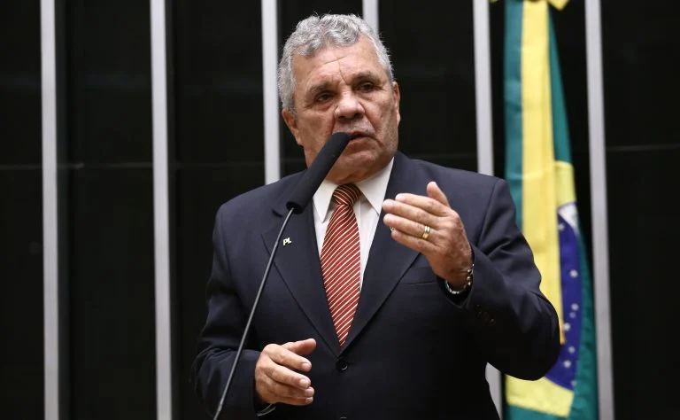 Proibição de armas para quem tem medida protetiva avança na Câmara: entenda o que muda na Lei Maria da Penha e no Estatuto do Desarmamento Comissão aprova projeto que proíbe armas para quem tem medida protetiva - Notícias
