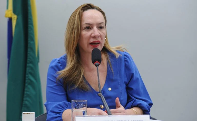 Comissão da Câmara aprova câmeras urbanas para fiscalizar medidas protetivas da Lei Maria da Penha, entenda o PL 1045/26 e o impacto nas cidades Comissão aprova uso de câmeras urbanas para fiscalizar medidas protetivas da Lei Maria da Penha - Notícias