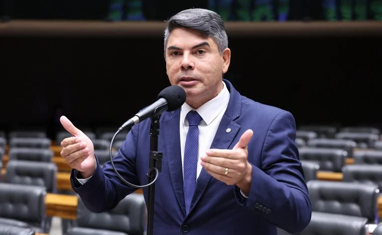 Comissão aprova porte de arma para fiscais federais e advogados públicos - Notícias