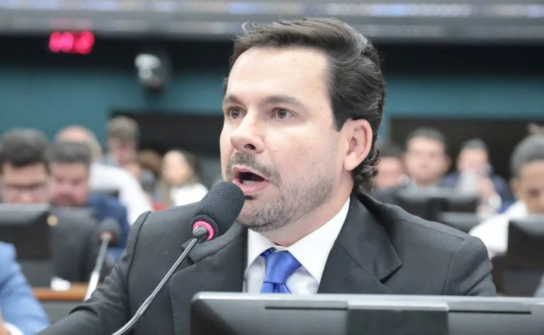 Comissão da Câmara aprova regras para reforçar investigações de crimes cometidos pela internet, com bloqueio de perfis e poder cautelar ao Banco Central Comissão aprova regras para reforçar investigações de crimes cometidos pela internet - Notícias