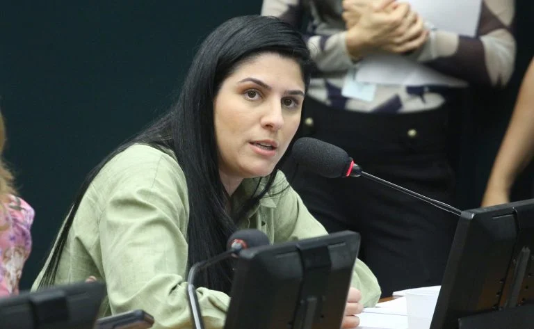 CCJ aprova proteção a servidor que denunciar maus-tratos contra criança, com acesso a proteção de testemunhas e possibilidade de transferência; veja o que muda Comissão de Constituição e Justiça aprova proteção a servidor ou militar que denunciar maus-tratos contra criança - Notícias