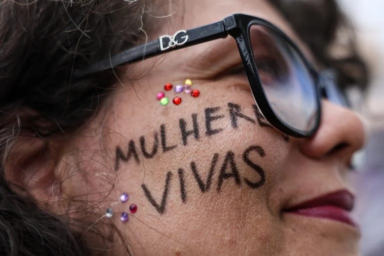 Combate à violência contra a mulher: o que a Câmara aprovou no 1º semestre de 2026, do Sistema Nacional ao protocolo de estupro e à tornozeleira eletrônica Retrospectiva: Câmara aprovou propostas de combate à violência contra a mulher - Notícias
